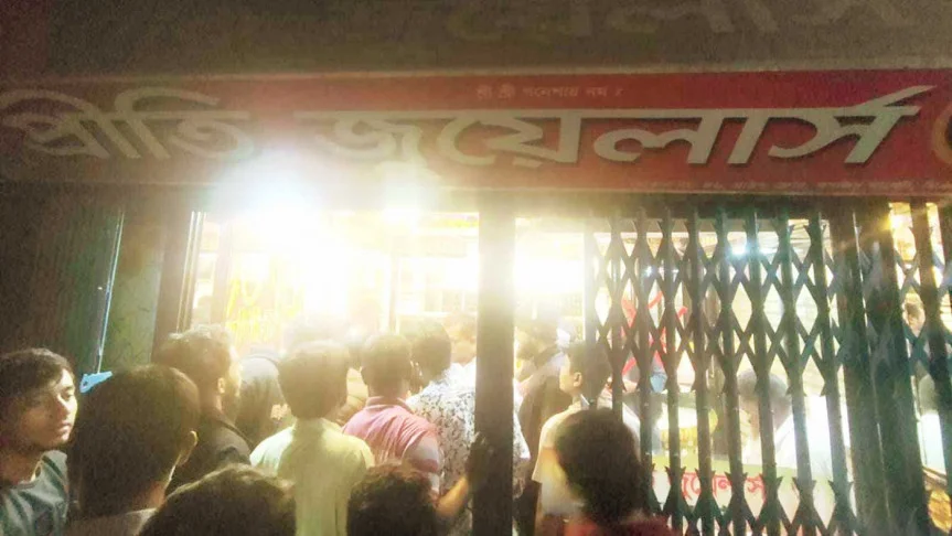 চৌদ্দগ্রামে ককটেল ফাটিয়ে ৩৫ ভরি স্বর্ণালংকার লুট, গুলিবিদ্ধ ১